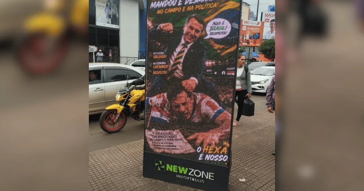 Presidente do Paraguai manda retirar painéis que mostram Bolsonaro agredindo jogador