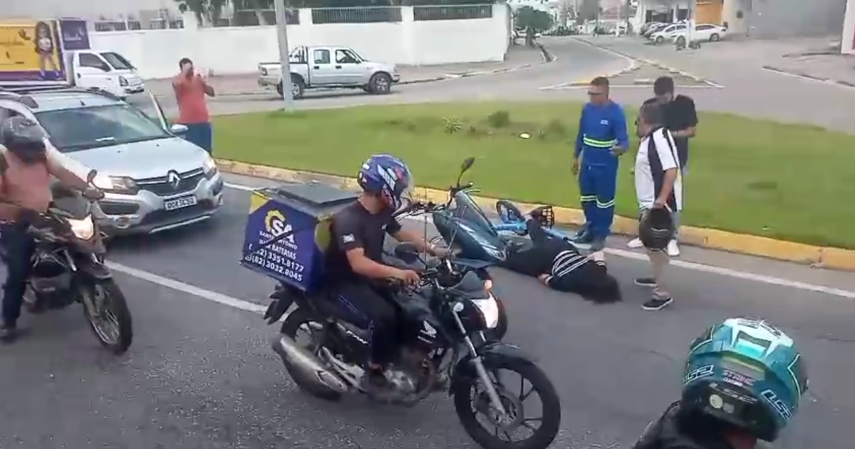 Jovem se fere ao colidir com bicicleta elétrica em carro estacionado no Farol, em Maceió