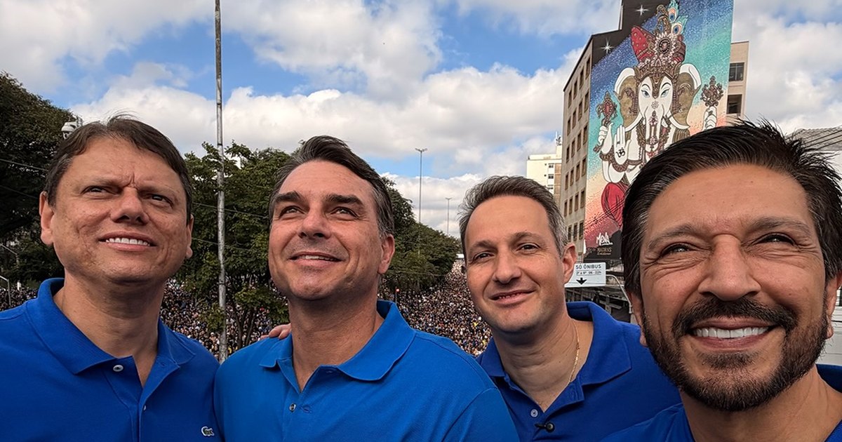 Flávio Bolsonaro diz que “o mal será expulso do governo” durante Marcha para Jesus