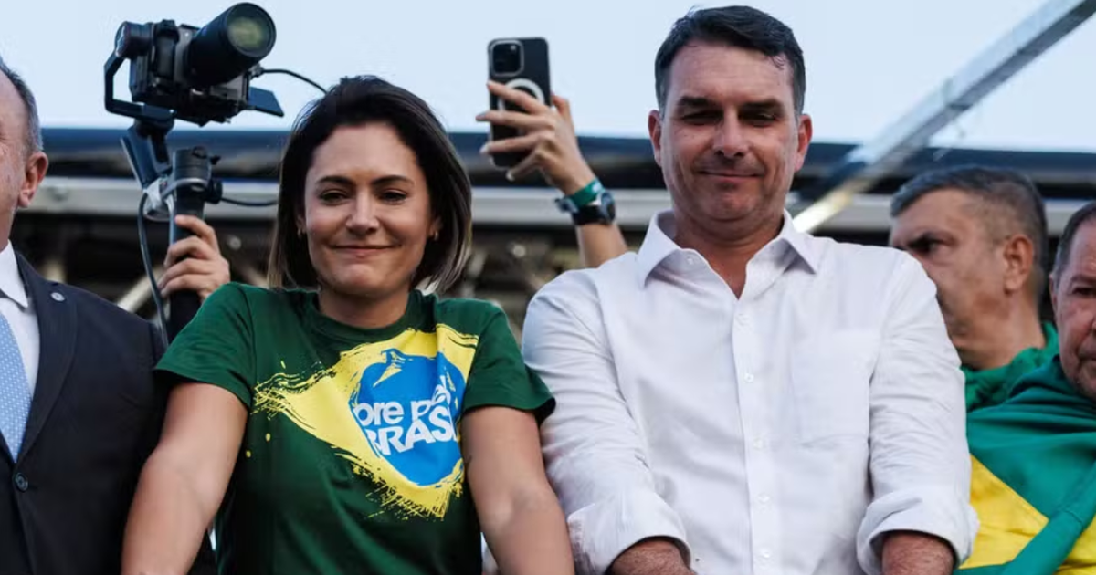 Michelle Bolsonaro quer pedido de desculpas público para entrar na campanha de Flávio, diz jornal