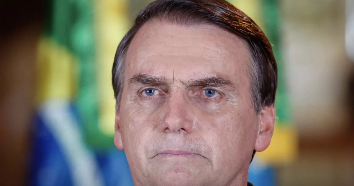 Bolsonaro justifica arma durante prisão domiciliar: “Três mulheres em casa”