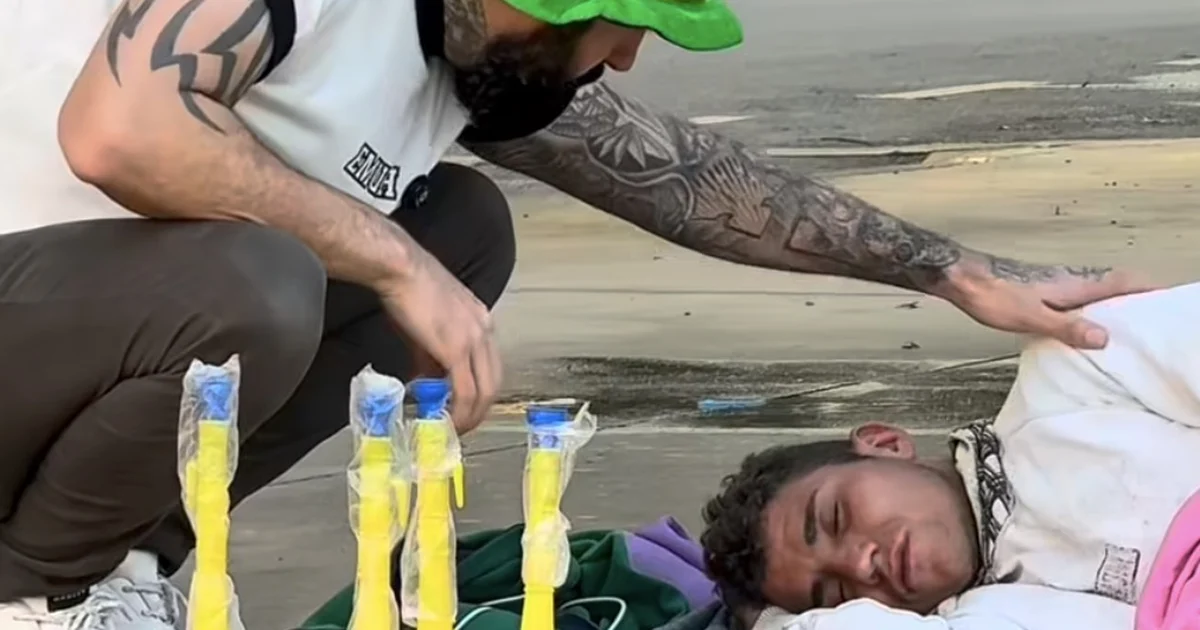 Influenciador viraliza ao transformar gesto simples em oportunidade de dignidade e renda para homem em situação de rua