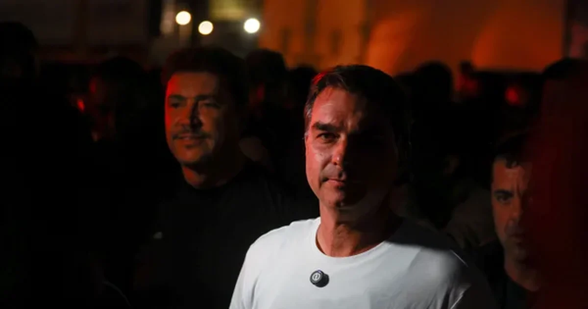 Após crise familiar, Flávio Bolsonaro participa de romaria e faz caminhada com apoiadores