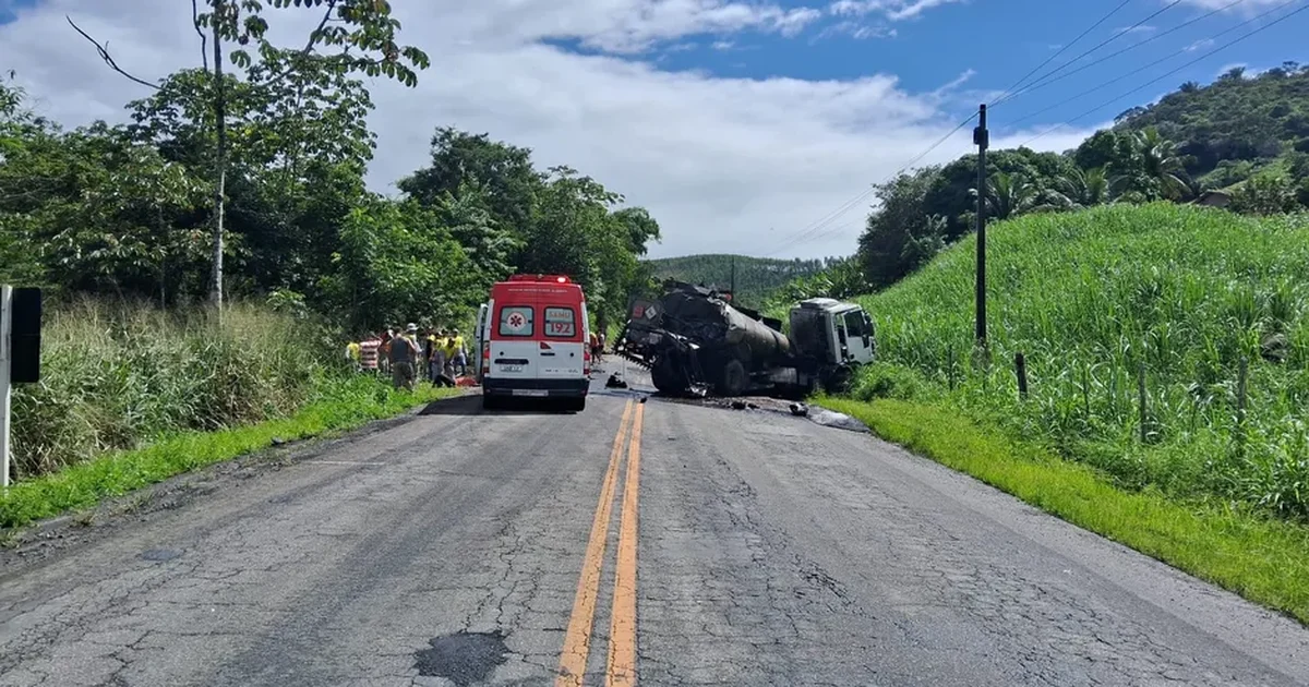 Caçamba cai em ribanceira após acidente com quatro veículos no interior de Alagoas