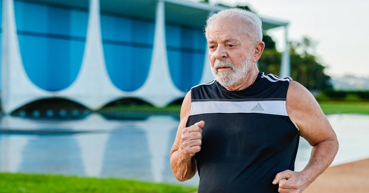 Aos 80 anos, Lula chama atenção ao aparecer correndo em esteira
