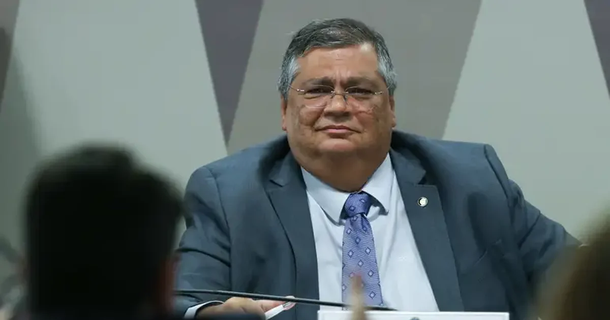 Usando gravata com as cores do Brasil, Dino diz que só perde a calma por injustiça ou pela Seleção Brasileira