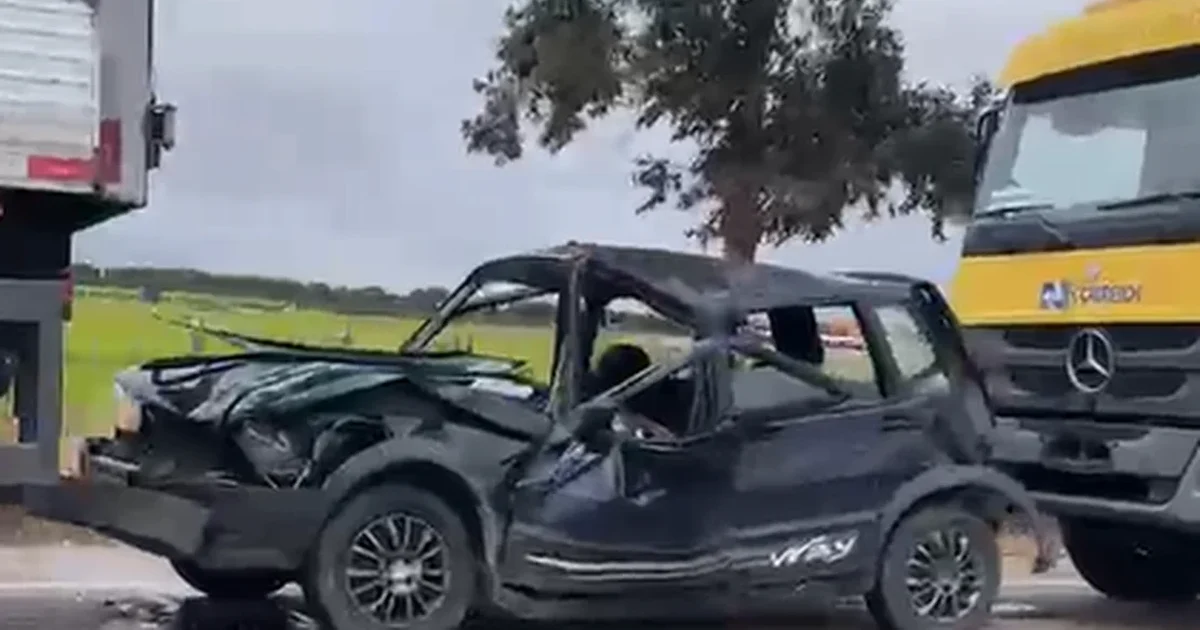 Colisão entre caminhões destrói carro de passeio na BR-316, em Atalaia