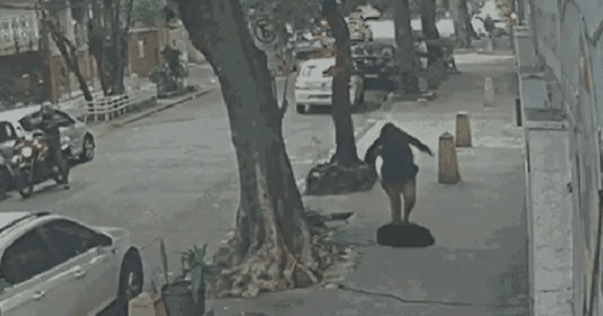 Mulher cai em bueiro e é resgatada por bombeiros