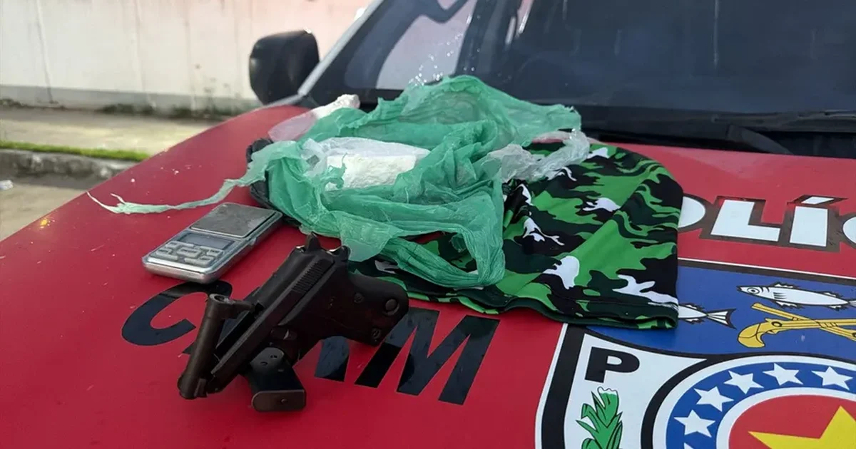 Suspeito de matar mulher a mando de facção é preso com arma e drogas no Benedito Bentes