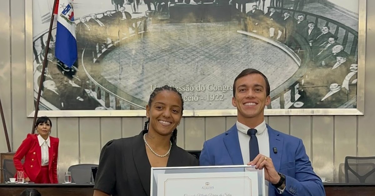 Deputado Leonam entrega Comenda Marta Viera à atacante Geyse Ferreira