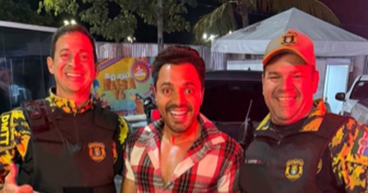 “Olha meu Uber”: Tirullipa pega carona com agentes do DMTT para chegar ao São João Massayó
