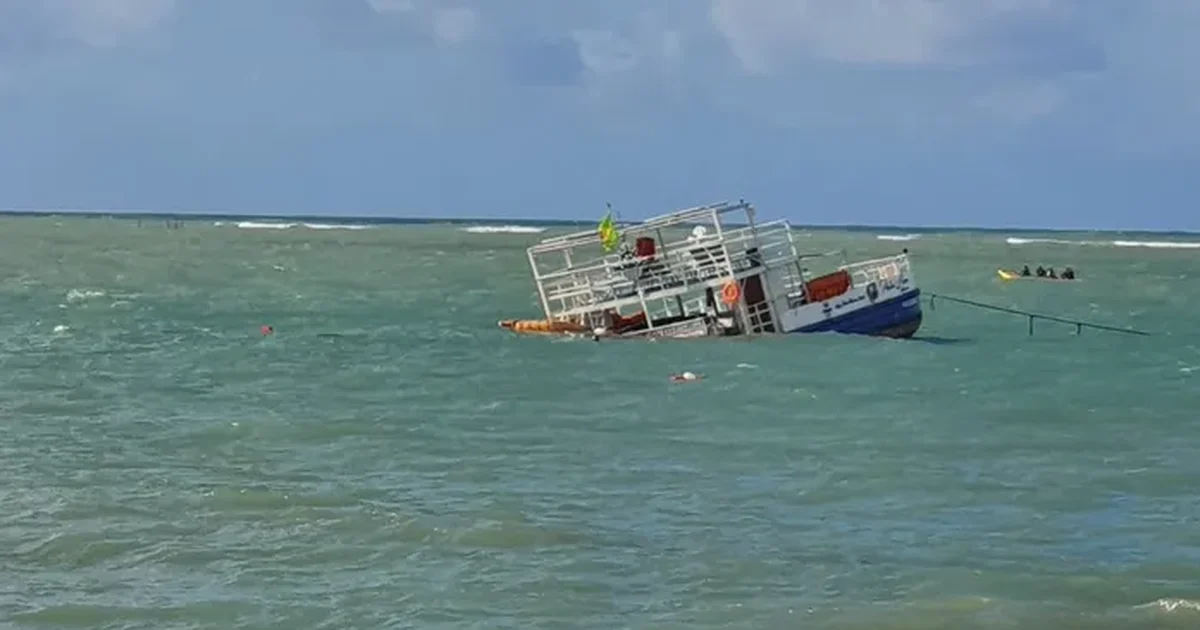 Catamarã estava atracado e não realizava passeios quando afundou, diz empresa dona da embarcação