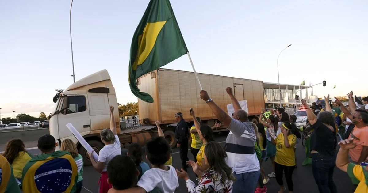Câmara aprova piso nacional para frete e anistia a caminhoneiros; projeto segue para o Senado