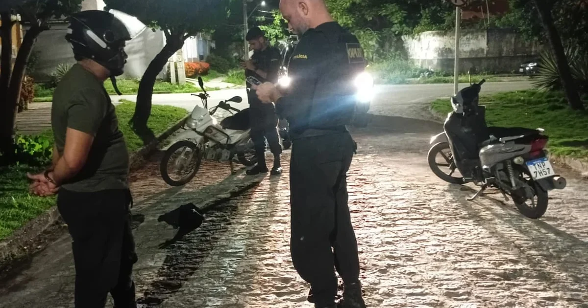 Dois suspeitos são presos após furtar motocicleta em estacionamento de shopping em Maceió