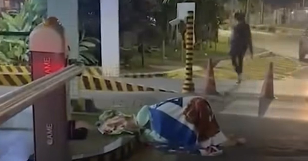 Apoiadora faz oração em frente ao condomínio de Jair Bolsonaro