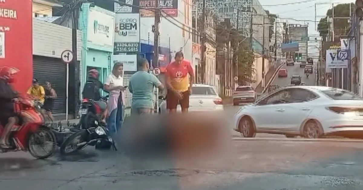 Colisão entre carro e moto deixa duas pessoas feridas no Centro de Maceió