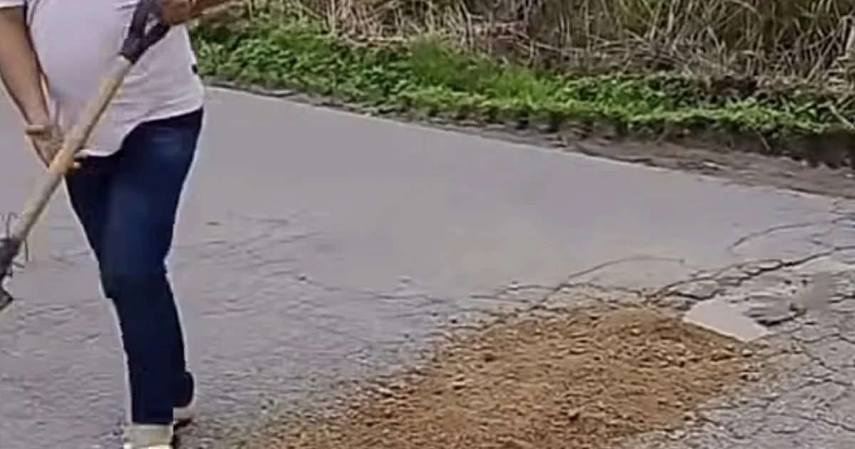 Motoristas improvisam reparo em buracos na AL-210 entre Paulo Jacinto e Quebrangulo