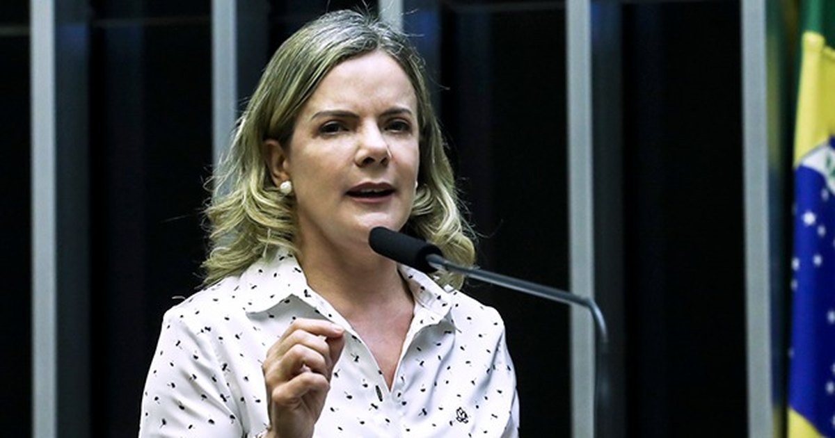 Gleisi volta a atacar família Bolsonaro em debate sobre Pix