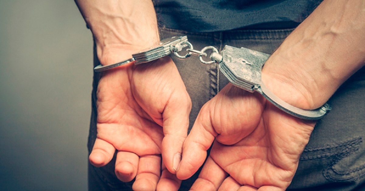 Homem é preso suspeito de matar, esquartejar o próprio pai e esconder corpo no quintal