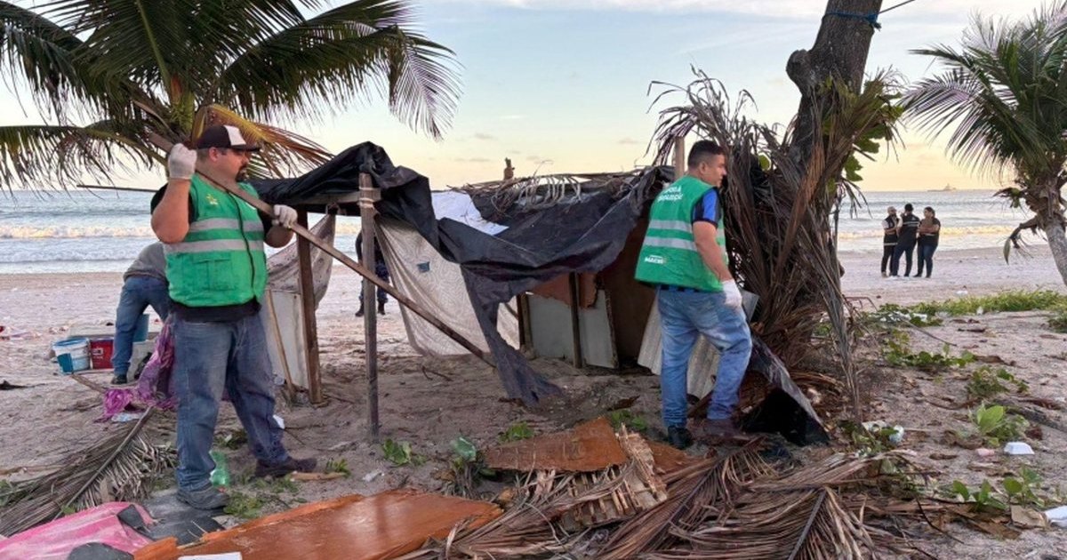 Após denúncias, barracos irregulares e fogueiras são retirados da Praia da Avenida