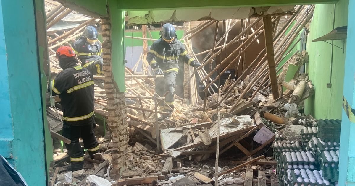 Teto de estabelecimento comercial desaba e assusta trabalhadores em Arapiraca
