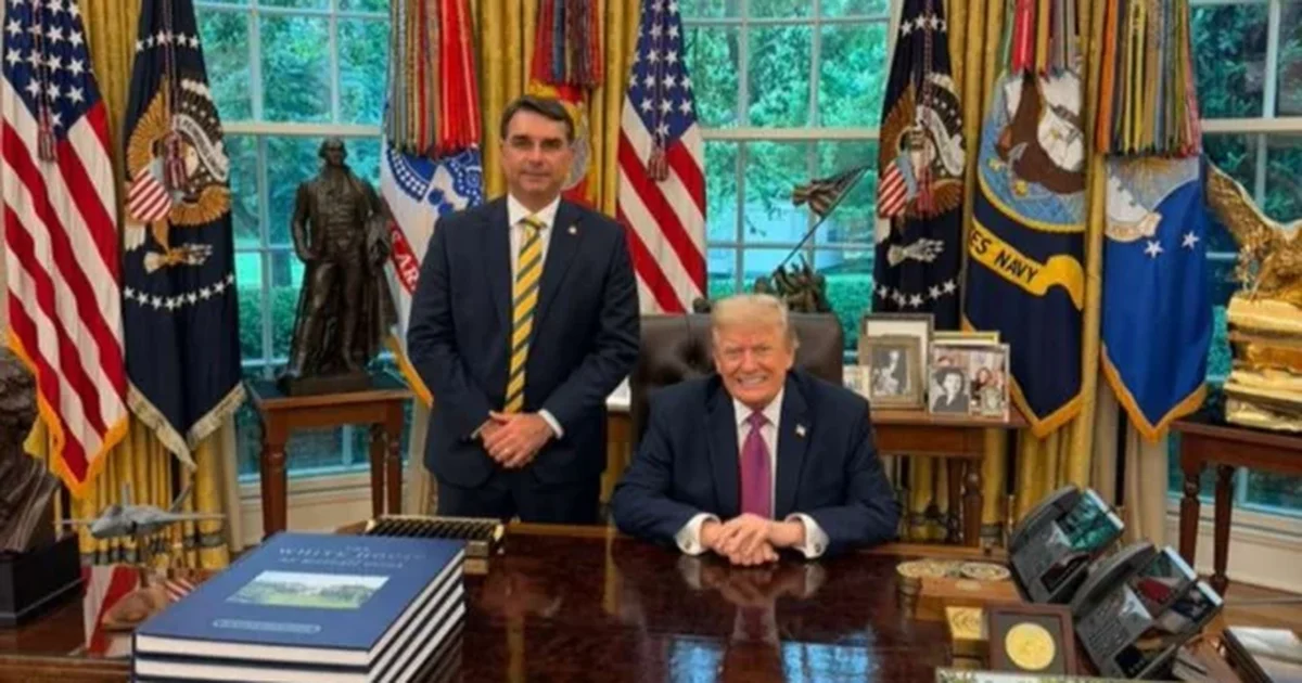 No dia de nova proposta de tarifaço, Trump exalta Flávio Bolsonaro nas redes sociais