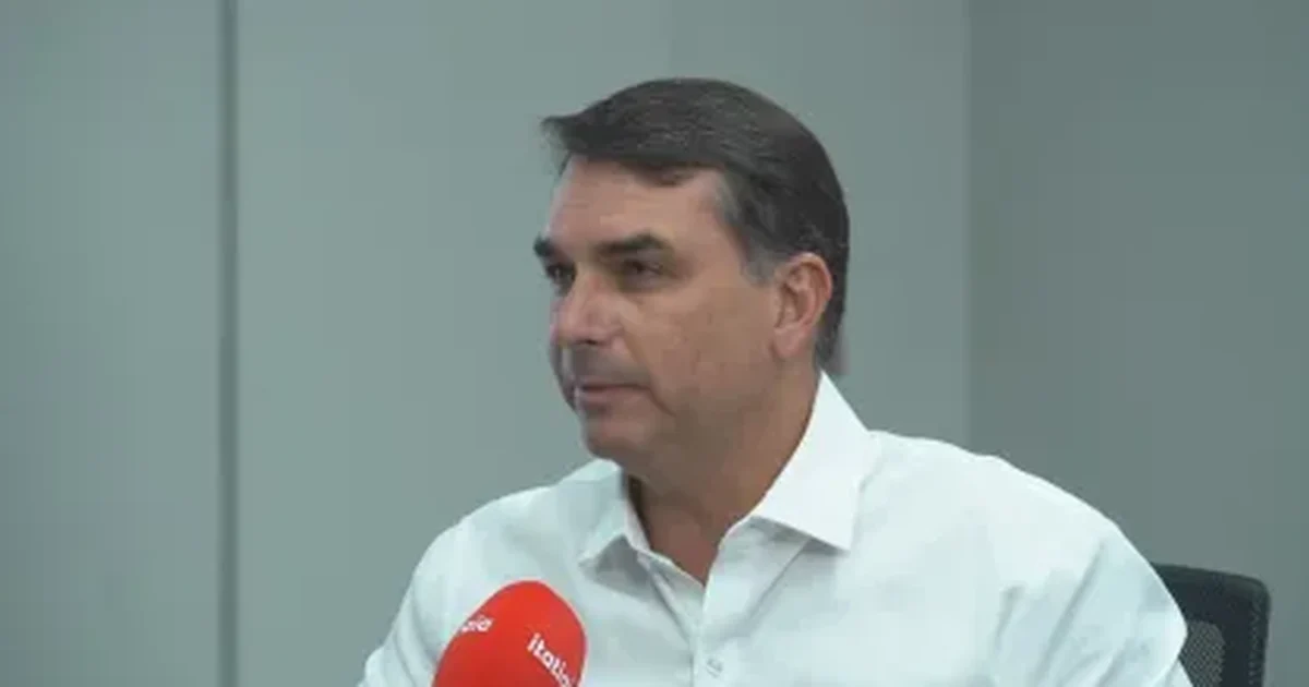 Flávio Bolsonaro afirma que pediu para Trump não taxar empresas brasileiras