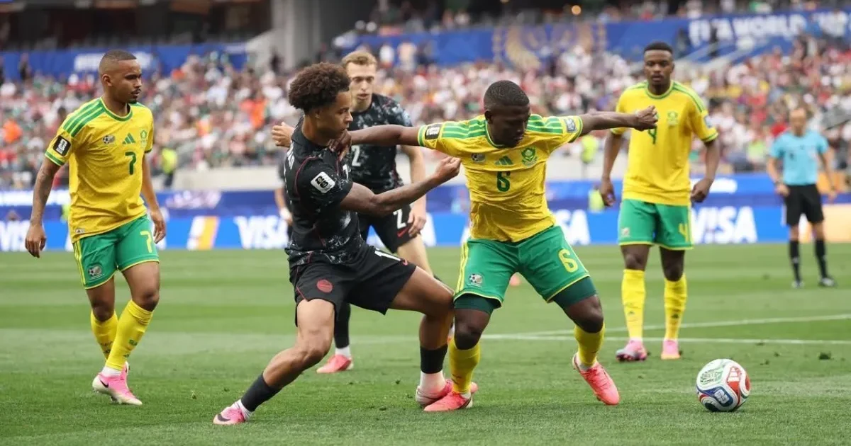 Canadá vence África do Sul nos acréscimos e avança às oitavas da Copa do Mundo