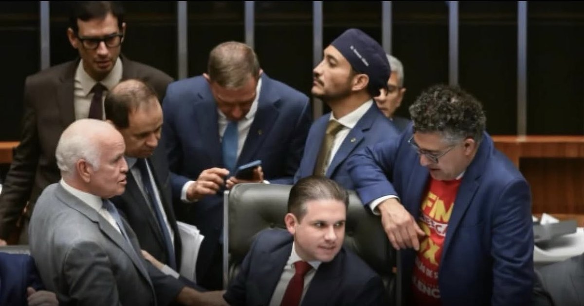 Com copa e São João, deputados emendam semana longe de Brasília