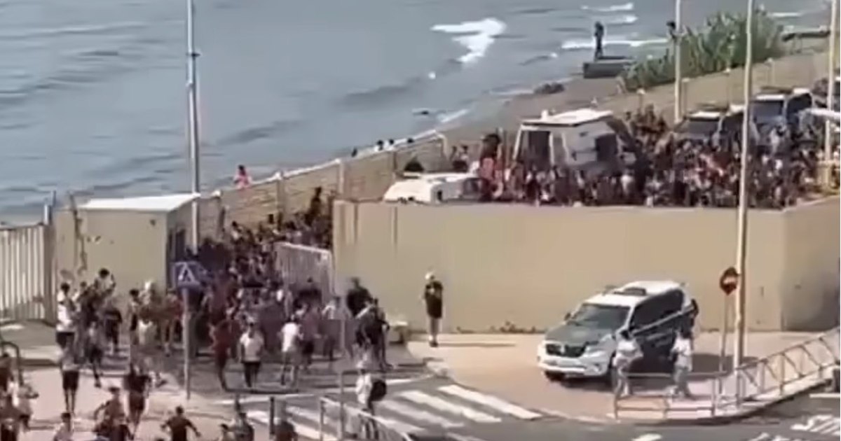 Migrantes entram na Espanha após atravessar o mar a nado