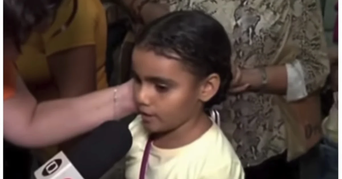 Menina de 8 anos emociona ao falar da saudade da mãe durante festa religiosa