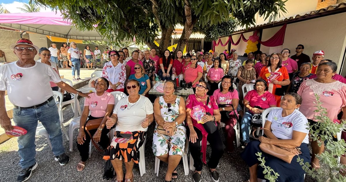 Tereza Nelma reúne população idosa para construir propostas por mais qualidade de vida.