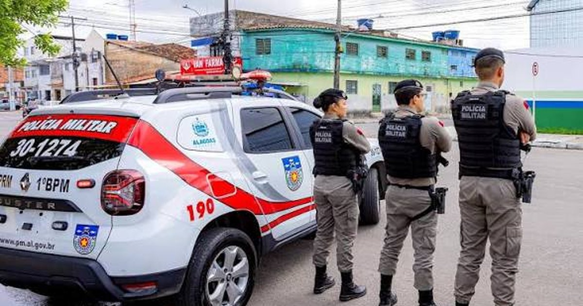 Dupla cai de moto durante fuga e acaba presa com arma e drogas no Jacintinho