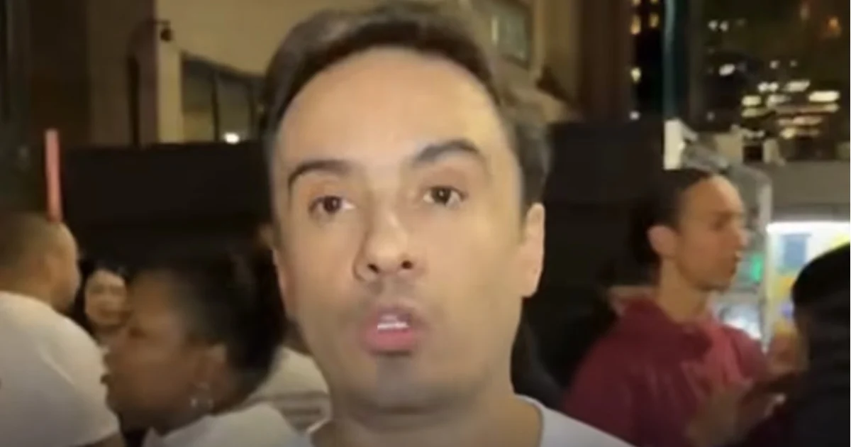 “Ela me deu os dentes, mudou minha vida”: fã exalta Deolane Bezerra durante manifestação