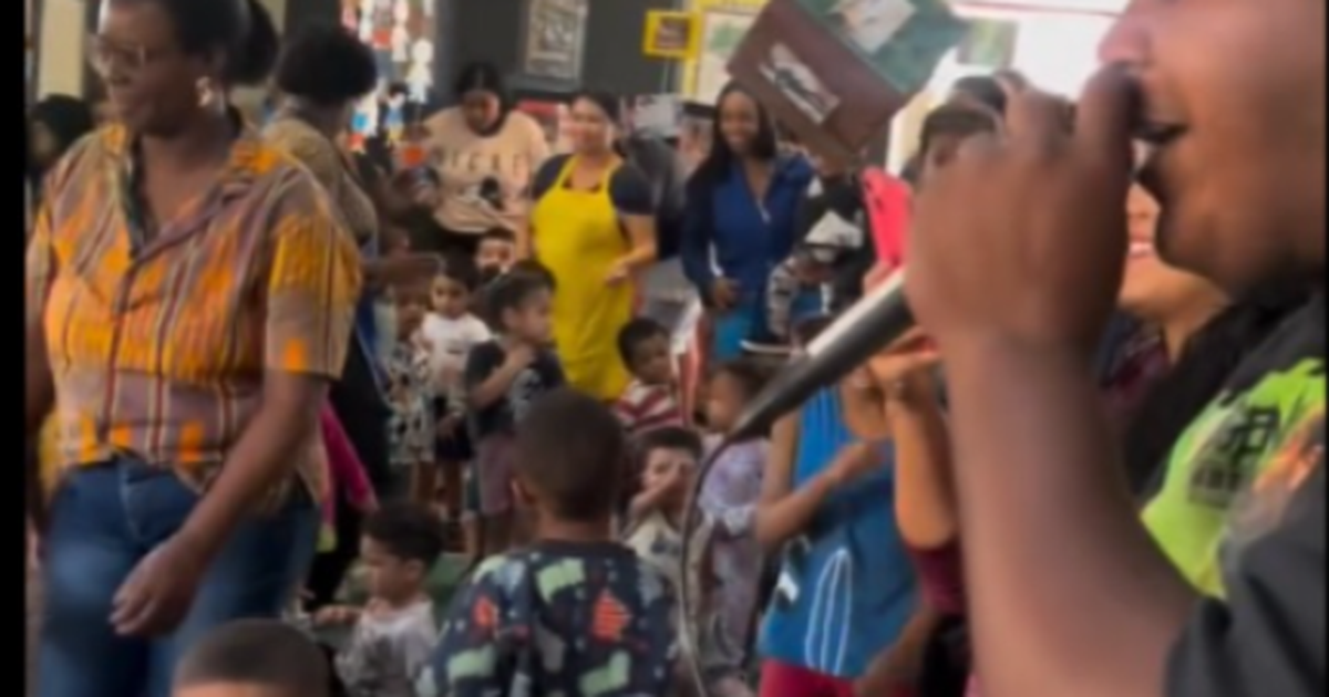 Mãe reconhece filho antes de surpresa e reencontro emociona nas redes sociais