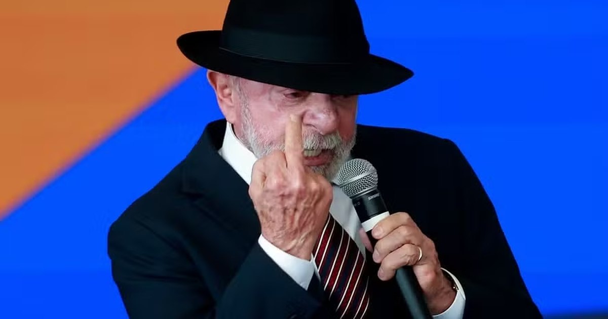 Lula mostra dedo do meio durante discurso em evento oficial do governo