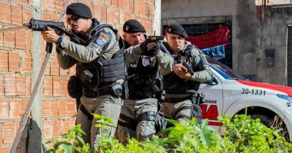 Troca de tiros na Ufal termina com suspeito preso e apreensão de arma e drogas
