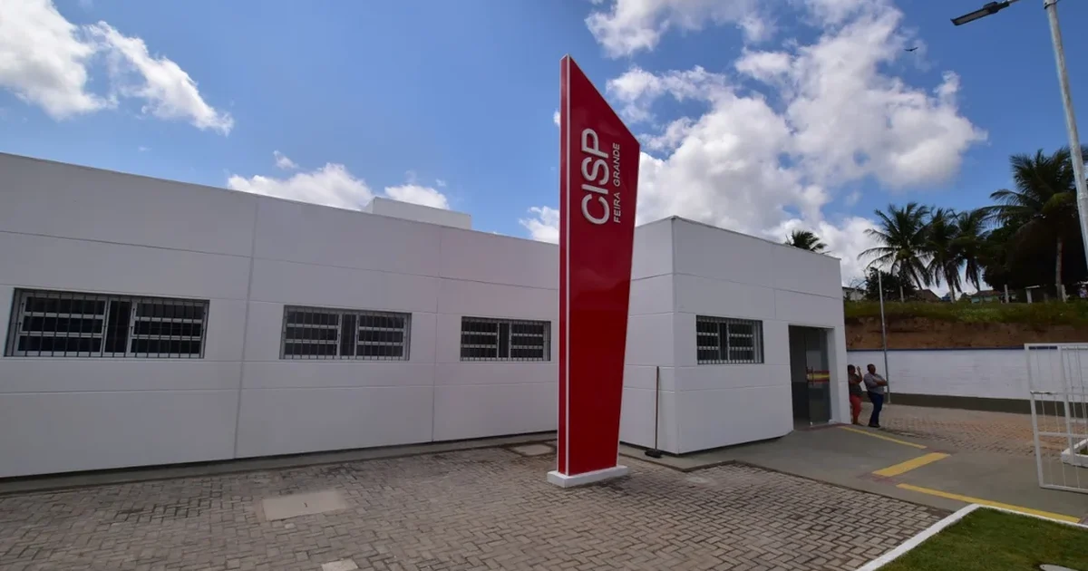 Homem acusa esposa de roubar ovos, agride companheira e obriga filha a comer lama em Feira Grande
