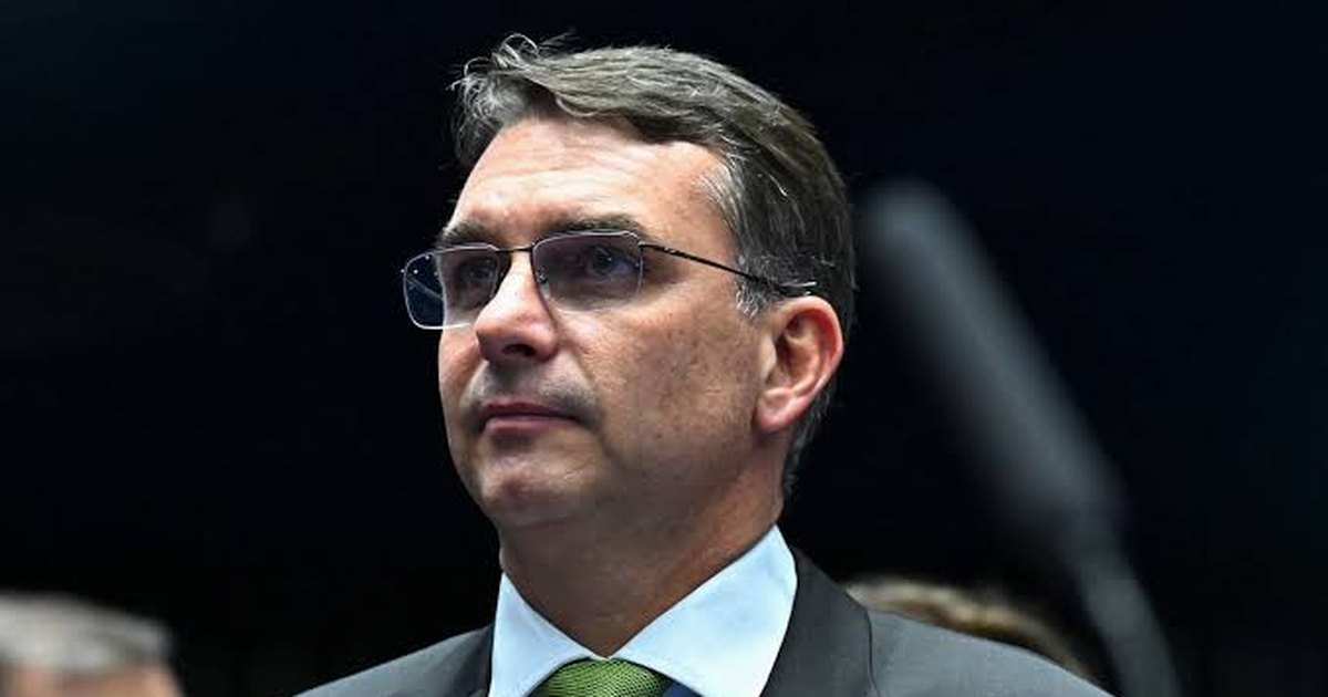 Vídeo: Flávio Bolsonaro aparece dançando momentos antes da convenção de candidatura