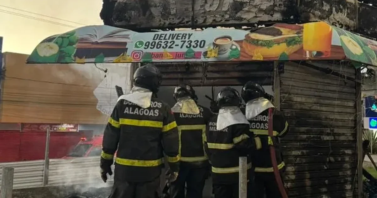 Incêndio de grandes proporções destrói banca no Centro de Arapiraca, no agreste de Alagoas