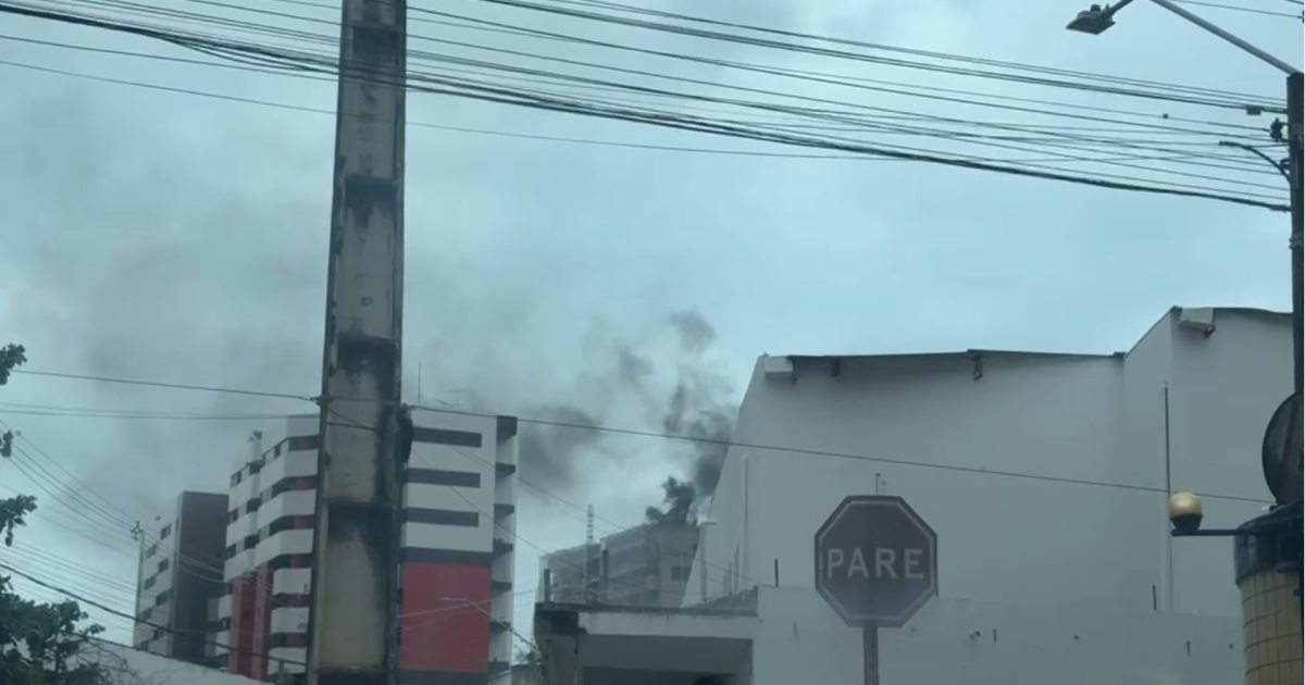 Fumaça em prédio em construção assusta moradores na Jatiúca