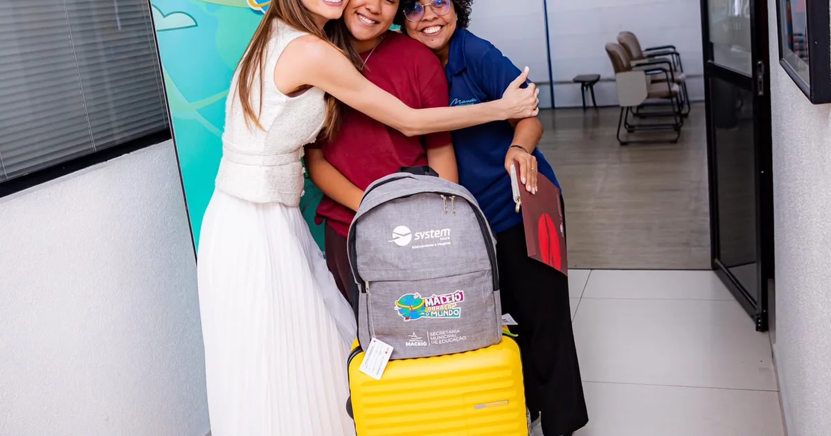 Marina JHC celebra embarque de 100 estudantes para intercâmbio em Londres