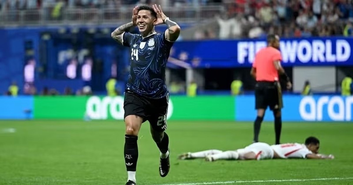Argentina vira nos acréscimos, elimina a Inglaterra e garante vaga na final da Copa do Mundo