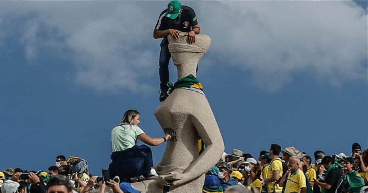 Moraes cobra explicações após falhas em tornozeleira de Débora do Batom