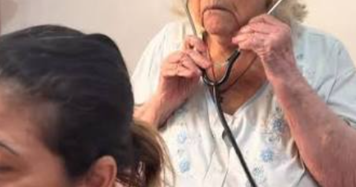 Aos 91 anos, médica emociona ao examinar a neta