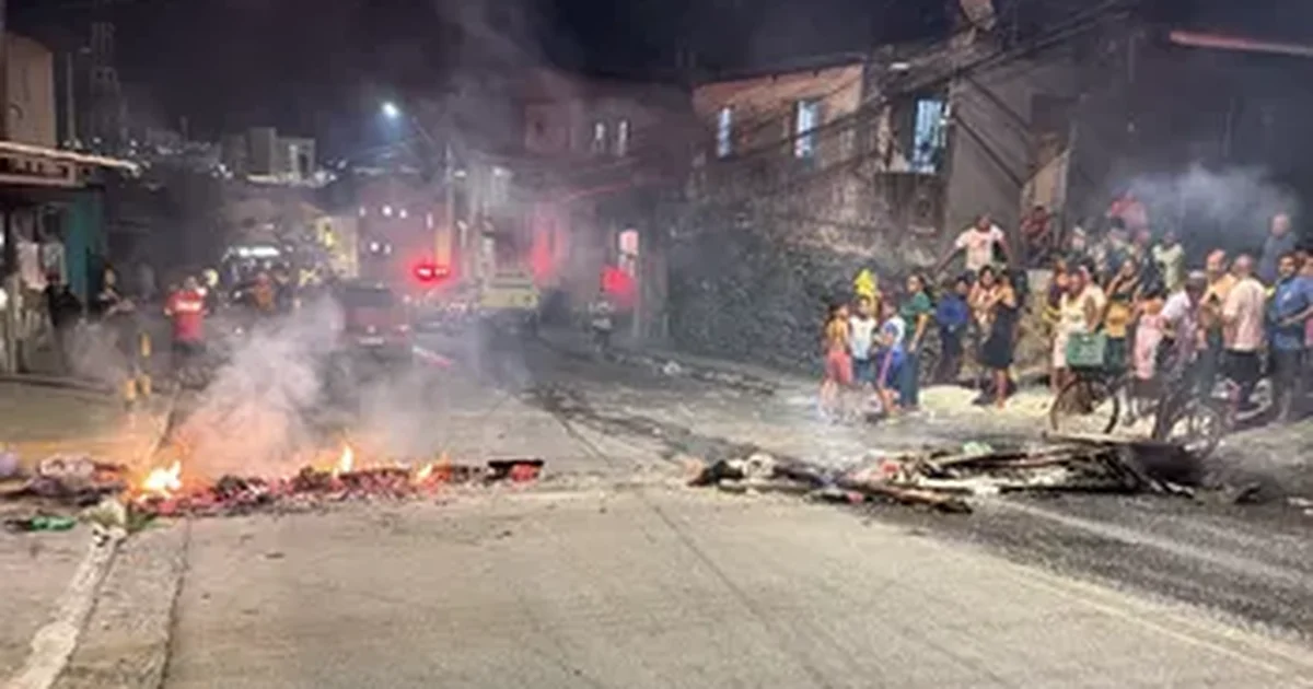 Sem água há uma semana, moradores fecham ladeira do Jacintinho e travam trânsito