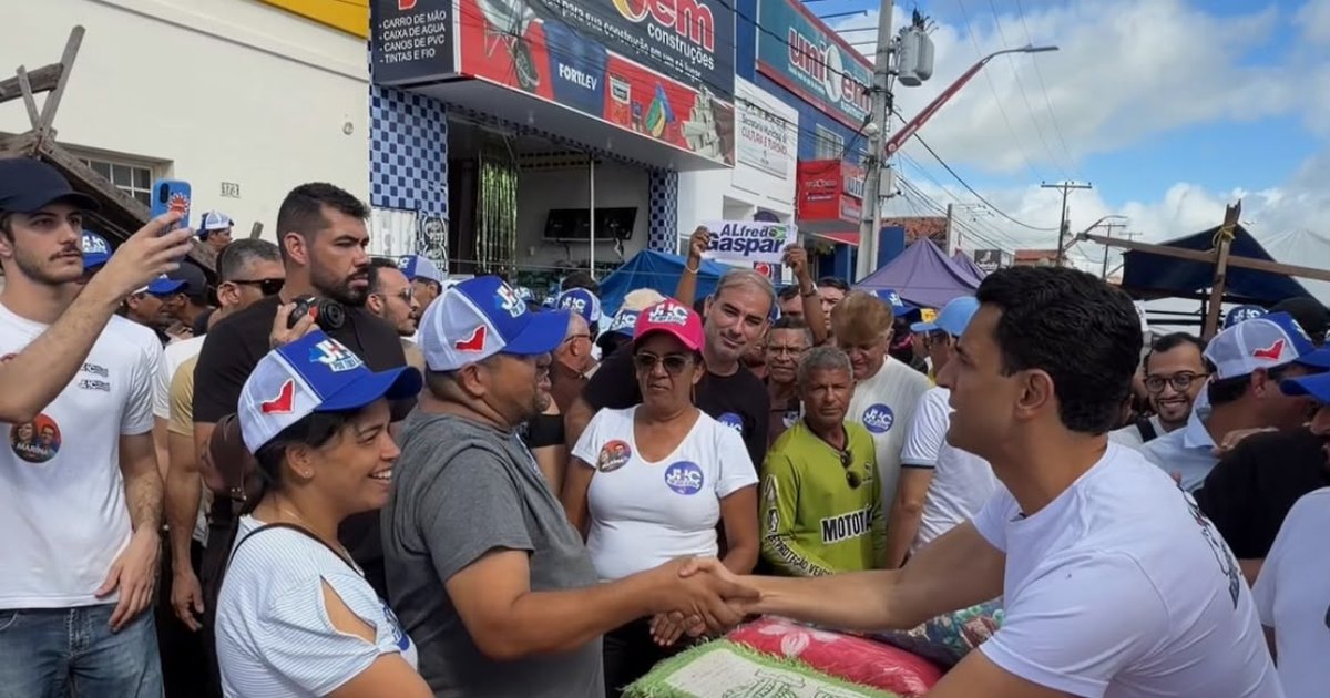 JHC percorre feira de Jaramataia em meio ao carinho de feirantes e moradores