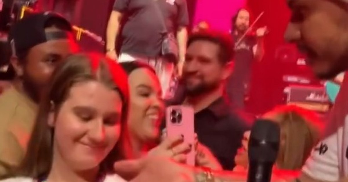 Cantor emociona criança autista ao descer do palco durante show