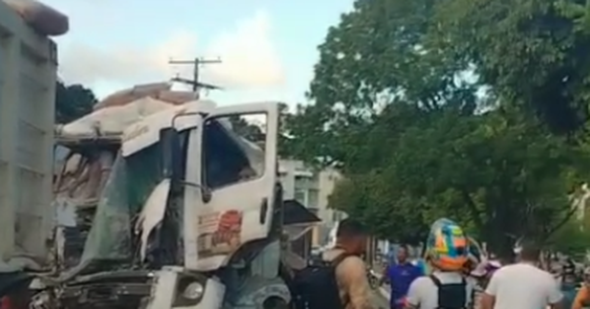 Veja momento do acidente envolvendo caminhão de cimento em Maceió
