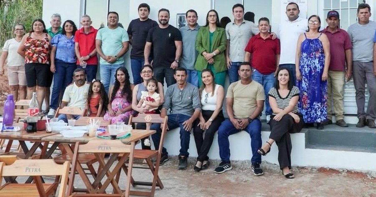 Prefeito Jorge Galvão entrega casa no Sítio Boa Vista, em Jundiá